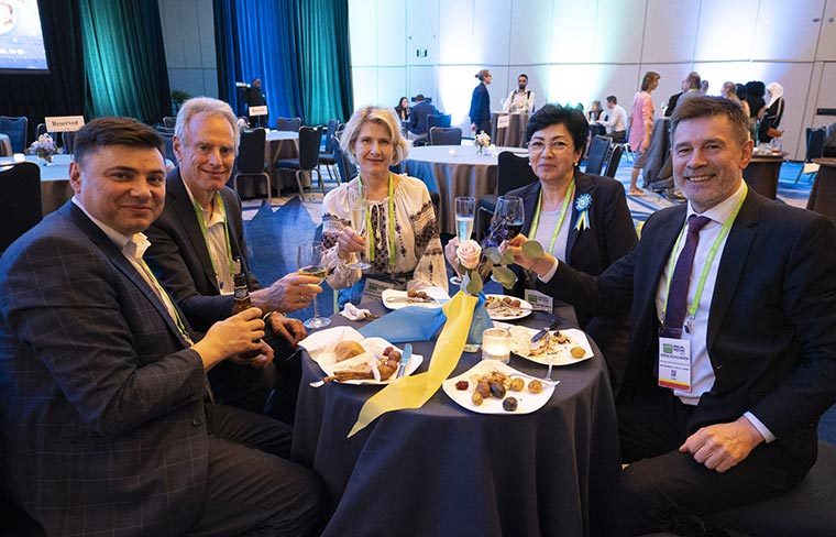 Orlando, FL - The AACR 2023 Annual Meeting - Attendees during 2022-2023 President's Reception at the American Association for Cancer Research Annual Meeting here today, Monday April 17, 2023. Physicians, researchers, health care professionals, cancer survivors and patient advocates are expected to attend the meeting at the Orange County Convention Center. The Annual Meeting highlights the latest findings in all major areas of cancer research from basic through clinical and epidemiological studies. Photo by © AACR/Todd Buchanan 2023 Contact Info: todd@medmeetingimages.com Keywords: Attendees - 2022-2023 President's Reception